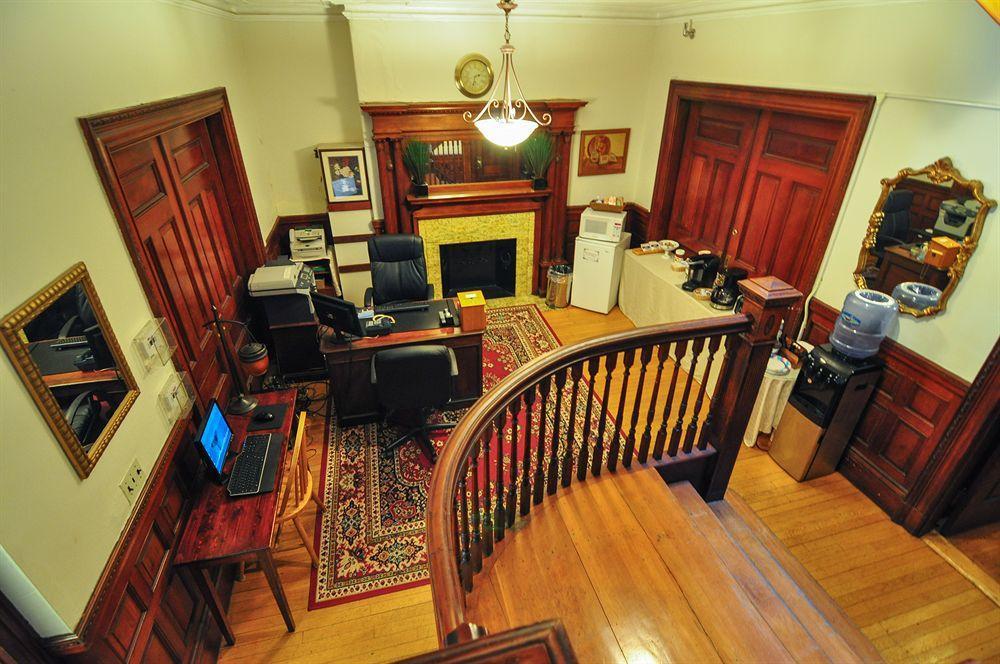 Beacon Inn 1087 บรูคไลน์ ภายนอก รูปภาพ