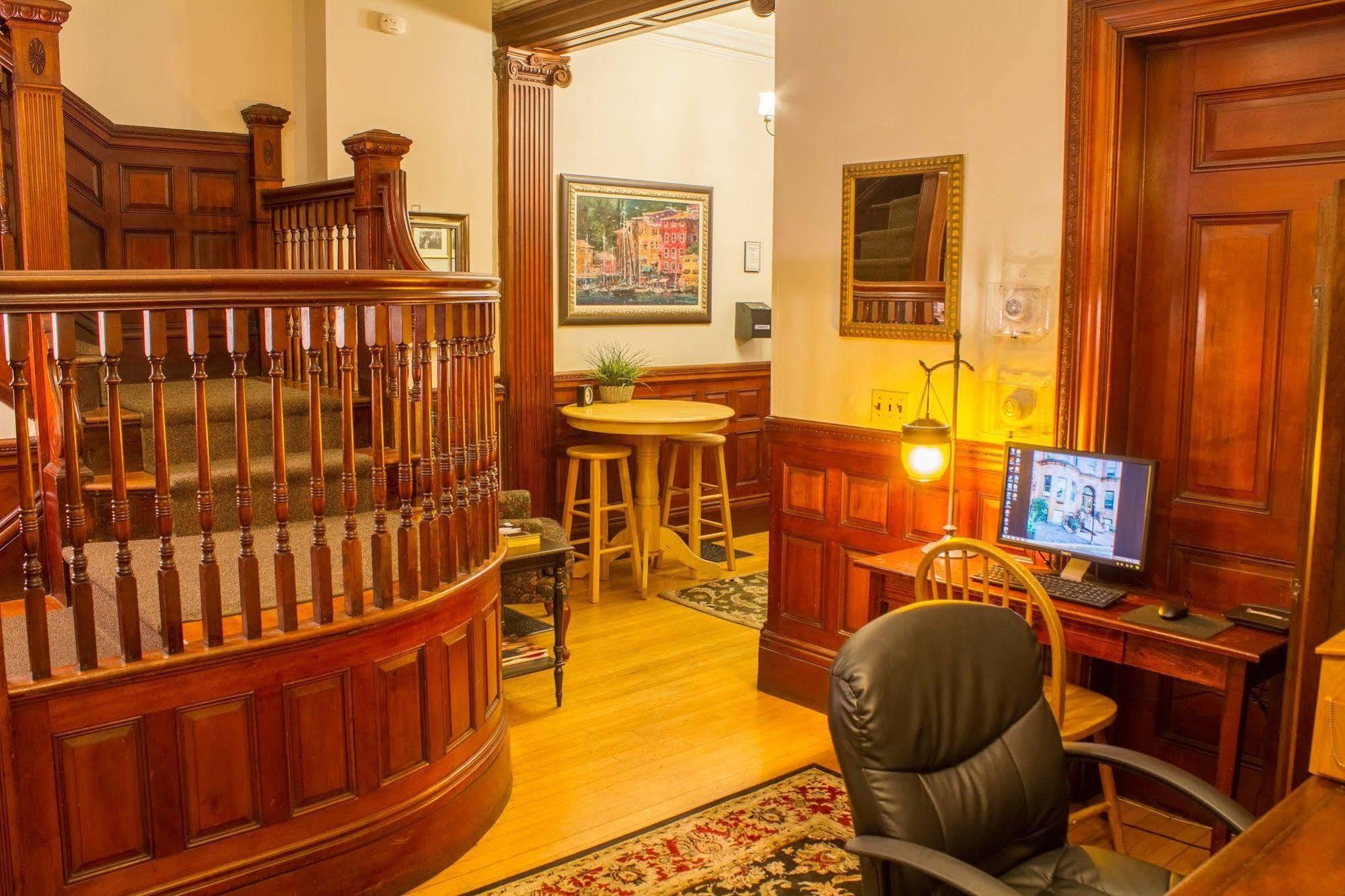 Beacon Inn 1087 บรูคไลน์ ภายนอก รูปภาพ