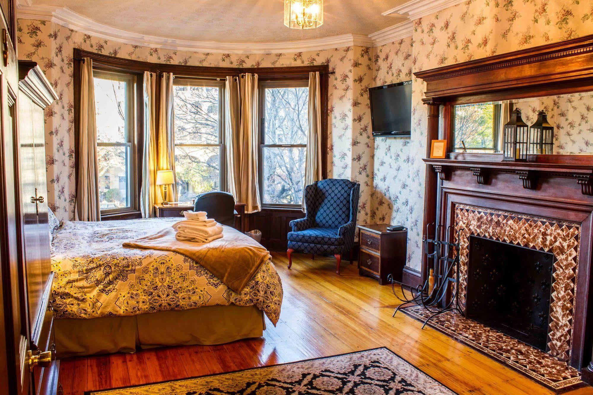 Beacon Inn 1087 บรูคไลน์ ภายนอก รูปภาพ
