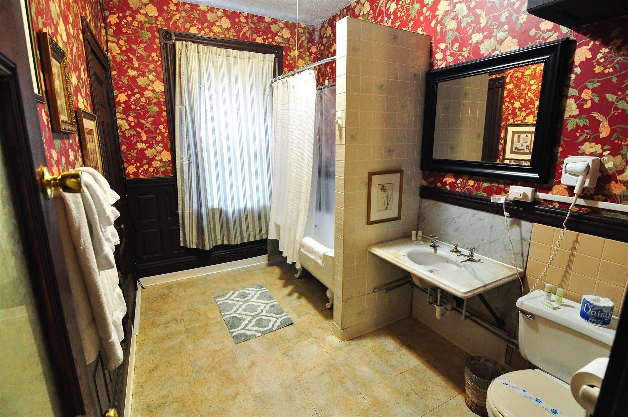 Beacon Inn 1087 บรูคไลน์ ภายนอก รูปภาพ