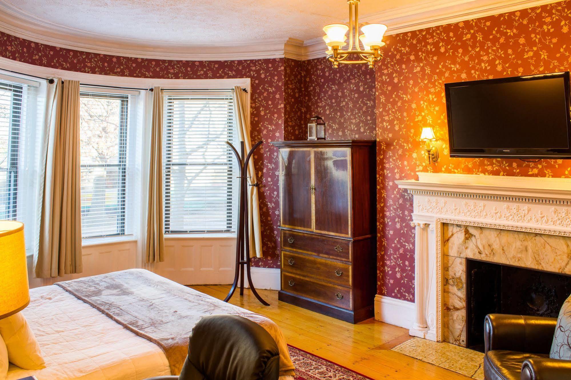 Beacon Inn 1087 บรูคไลน์ ภายนอก รูปภาพ