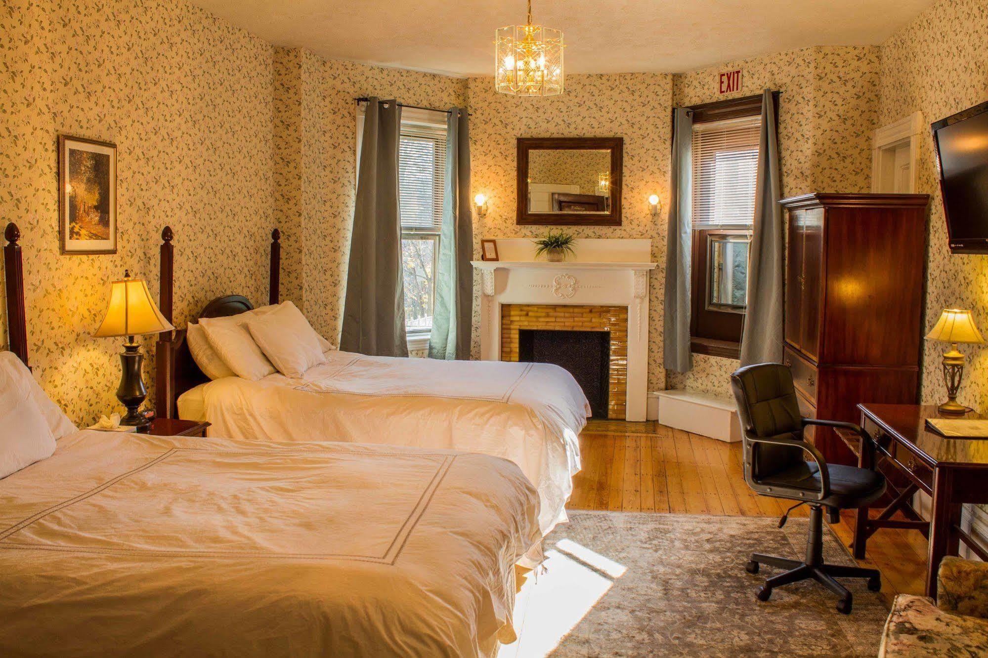 Beacon Inn 1087 บรูคไลน์ ภายนอก รูปภาพ